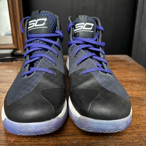 Sold
Stephen Curry Under Armour
Curry 3Zero
White / Purple / Blue
Size 13 - Picture 2 of 7